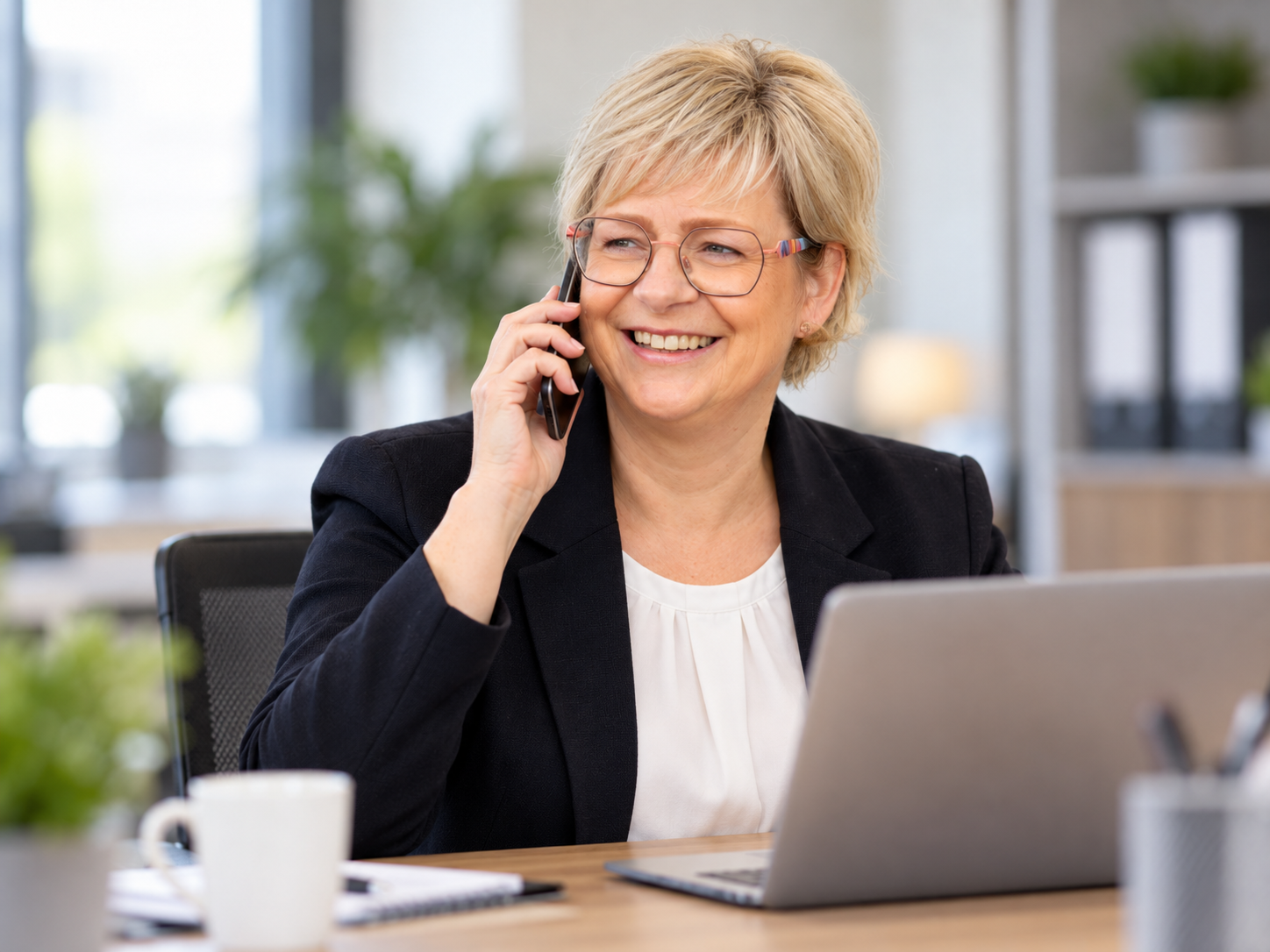 Freundliches Telefonat im modernen Büro